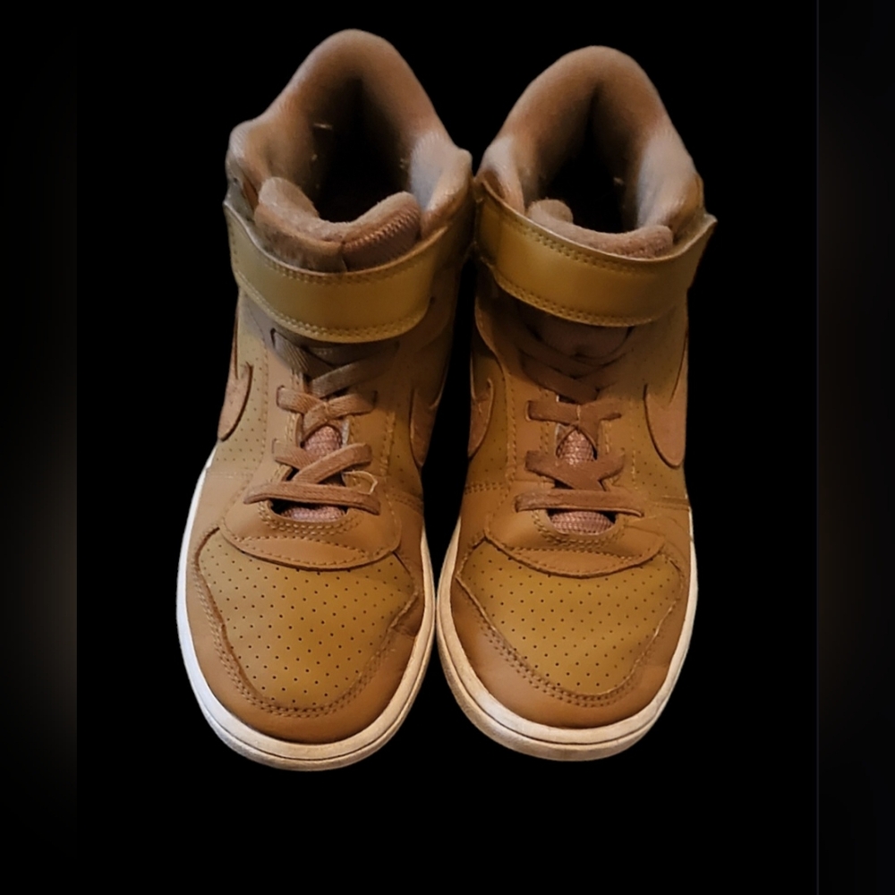 "Nike" Size 2Y, Boy Shoes!